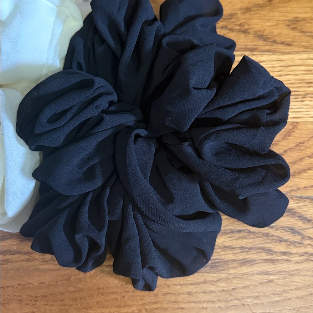 Sunday State | Black & Cream oversized Scrunchie Set NWT - Picture 3 of 5